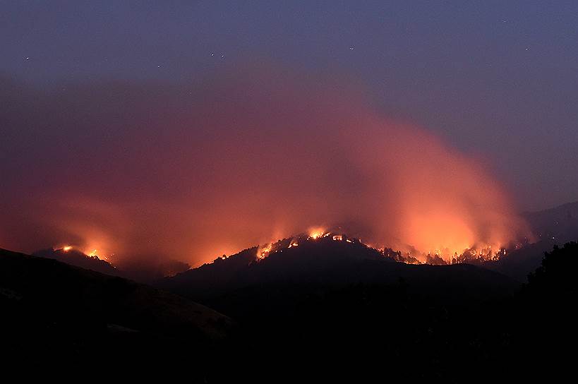 Лос-Анджелес, США.  Сильные пожары на юге Калифорнии привели к эвакуации 30 тыс. жителей из около 10 тыс. жилых домов 