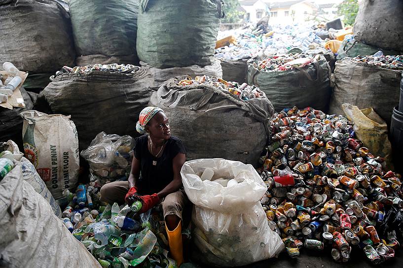 Лагос, Нигерия. Женщина сортирует мусор для его последующей переработки