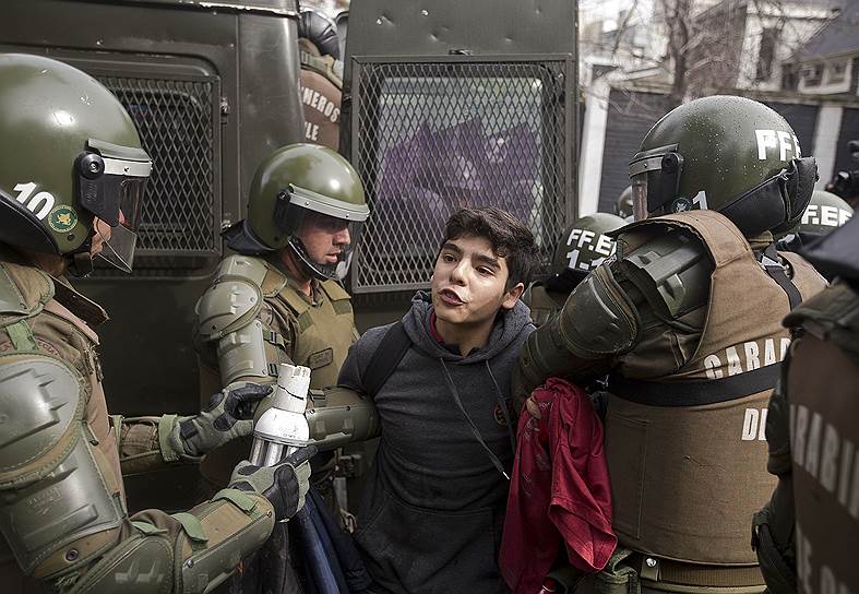 Сантьяго, Чили. Задержание студента в ходе протестов против образовательной реформы