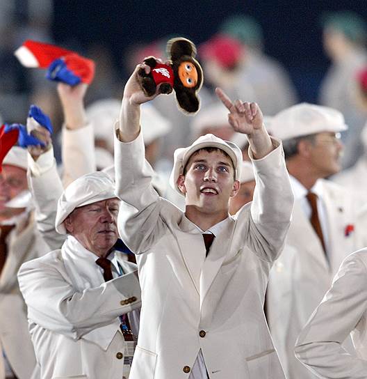 В 2000 году Олимпийский комитет России подписал контракт на пошив одежды для национальной сборной с итальянской фирмой Sarba Srl для Игр в 2000 году в Сиднее (Австралия). Коллекция включала в себя две линии: парадную и официальную. Каждому спортсмену был выдан комплект из 31 элемента одежды — от аксессуаров до чемоданов. В форме преобладали белый и красный цвета, особенно выделялись большой белый шарф у женщин и шляпа у мужчин
&lt;br> На фото: Российская олимпийская сборная на XXVIII летних Олимпийских играх в Афинах (Греция) в 2004 году