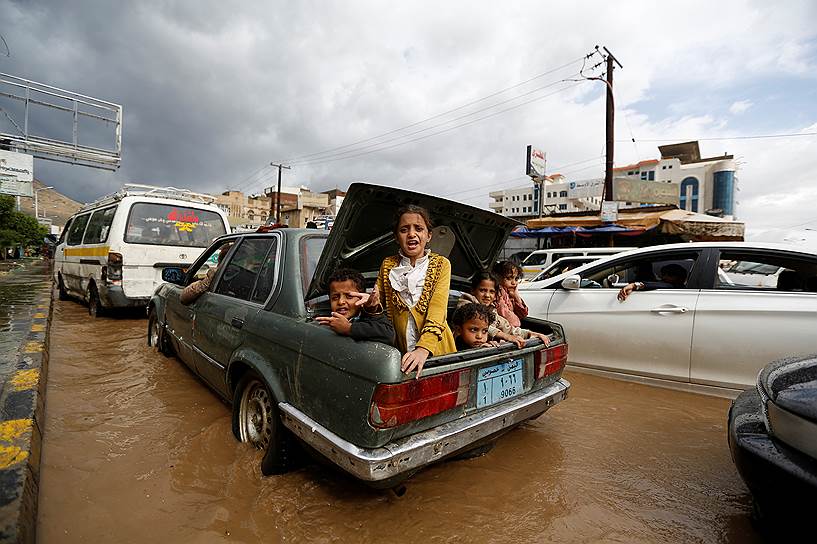 Сана, Йемен. Дети в багажнике машины на затопленной улице