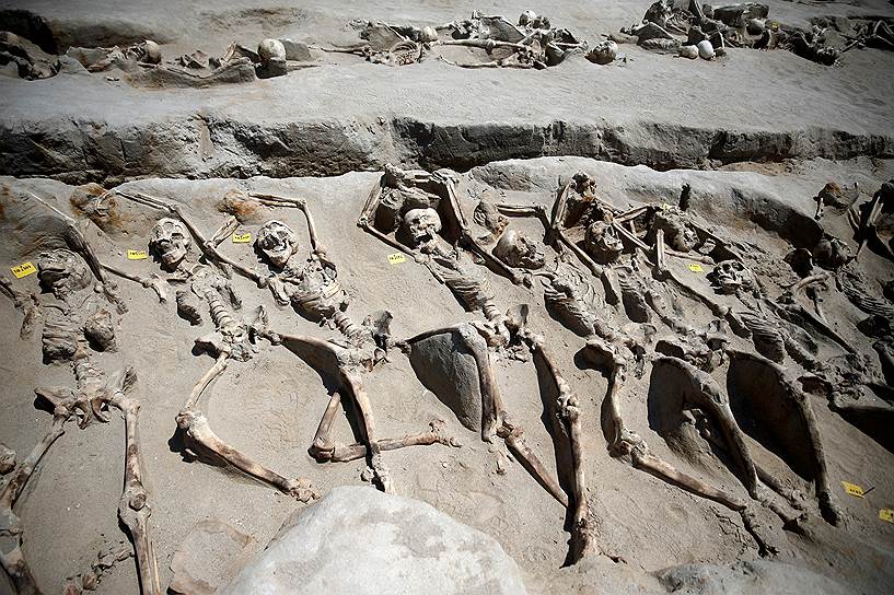 Афины, Греция. Скелеты с оковами на руках на раскопках древнего кладбища Falyron Delta