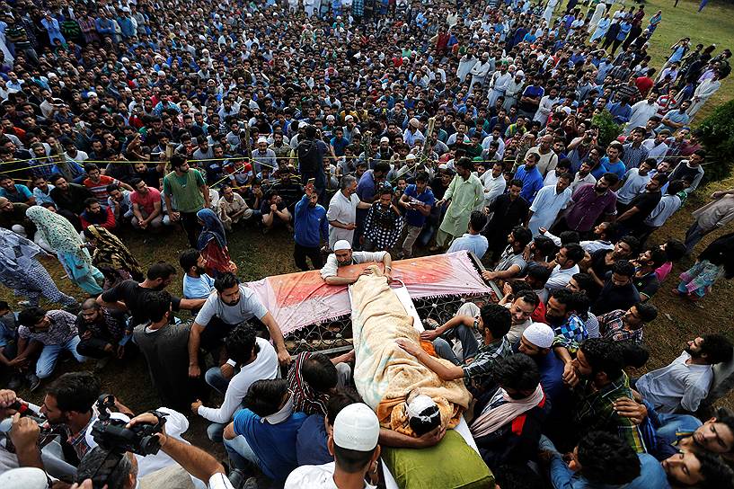В июле 2016 года кашмирские мусульмане начали массовые акции протеста после убийства  21-летнего активиста группировки «Хизб-уль-Муджахидин» Бурхана Музаффара Вани. Он, в частности, призывал присоединить Кашмир к Пакистану