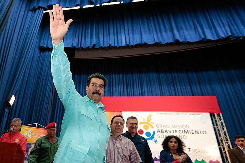 Президент Венесуэлы Николас Мадуро (слева)