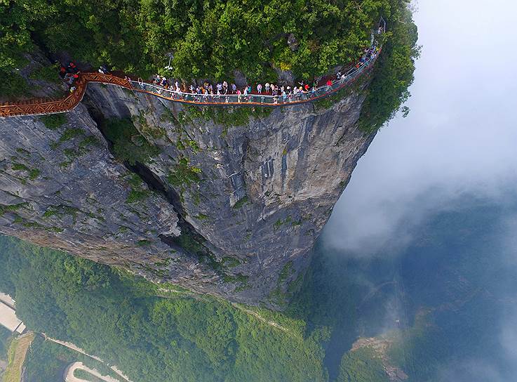 Чжанцзяцзе, Китай. Люди идут на обзорную площадку на вершине горы
