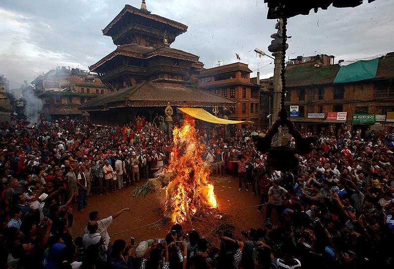 Бхактапур, Непал. Люди во время фестиваля сжигают чучело демона, символизирующего зло 