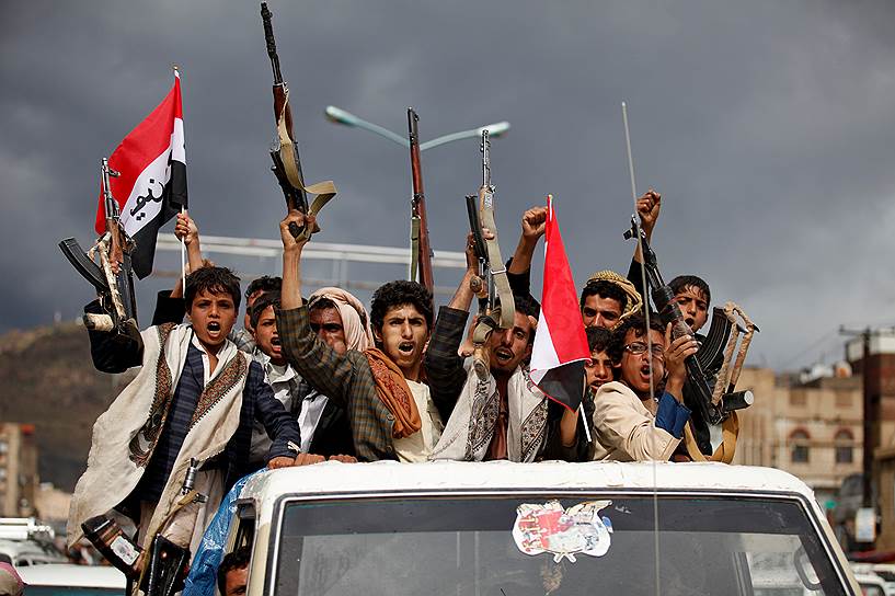 Сана, Йемен. Повстанцы хуситы празднуют заключение договора со сторонниками экс-президента Али Абдаллы Салеха о создании совместного Высшего политического совета для дальнейшего управления страной