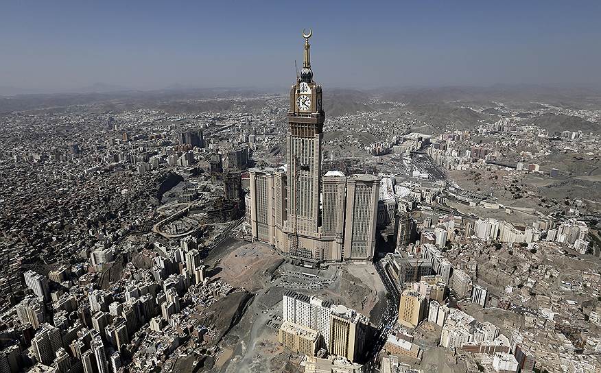 Самым дорогим гостиничным комплексом в мире считается Abraj Al-Bait в священном городе мусульман Мекке (Саудовская Аравия). Его строительство шло восемь лет и обошлось владельцам в $15 млрд. Комплекс состоит из шести жилых башен и торгового центра, в нем есть молитвенный зал для 10 тыс. паломников