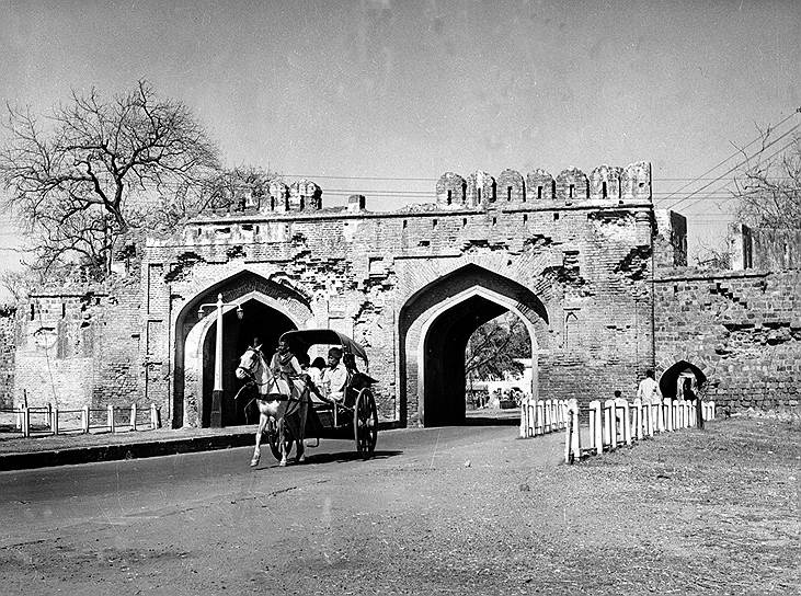 15 августа 1947 года на территории Британской Индии были образованы два государства Индия и Пакистан. После этого сотни «княжеств» получили право выбрать, к какой из стран присоединиться. Решающим, как правило, оказывался религиозный фактор. В штате Джамму и Кашмир большинство населения составляли мусульмане, но его глава Хари Сингх был индуистом