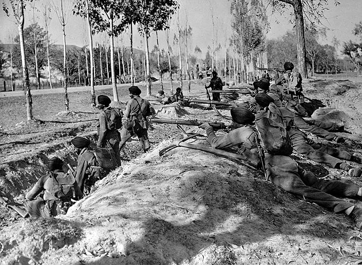 Осенью 1947 года произошла Первая индо-пакистанская война. Пакистан ввел войска пуштунов на территорию штата Джамму и Кашмир. В ответ Хари Сингх, выступавший до этого за независимый Кашмир, обратился за военной помощью к Индии и 26 октября подписал соглашение о присоединении к ней