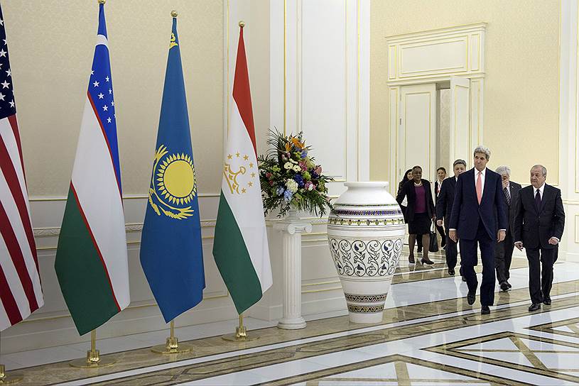 Госсекретарь США Джон Керри и министр иностранных дел Узбекистана Абдулазиз Камилов