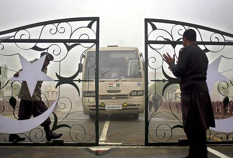 7 апреля 2005 года в Кашмире впервые за шесть лет было пущено автобусное сообщение между Индией в Пакистаном, а 29 октября стороны подписали соглашение о том, что жители Кашмира могут пересекать разделительную линию для поиска родственников