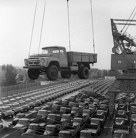 В 1956 году после смерти Ивана Лихачева завод получил его имя. В 1959 году началась четвертая реконструкция завода, позволившая освоить производство грузовиков ЗИЛ-130 и ЗИЛ-131. В 1964 году началось массовое производство грузовика ЗИЛ-130. Его выпуск продолжался до 1994 года