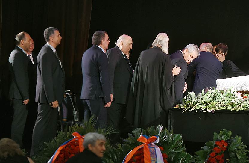 Президент Абхазии Рауль Хаджимба (второй справа) во время церемонии прощания