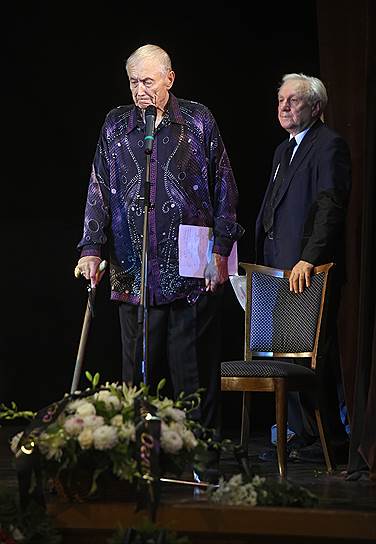Поэт Евгений Евтушенко (слева) и президент Фонда социально-экономических и интеллектуальных программ Сергей Филатов 