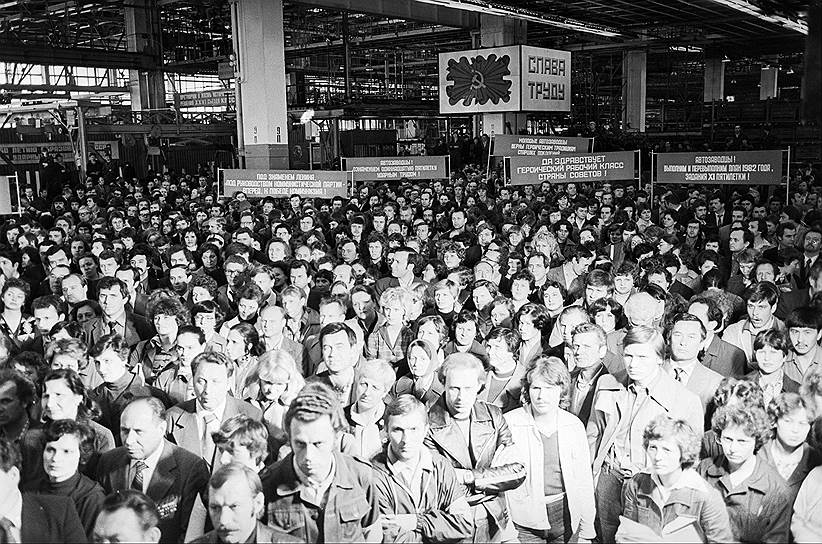 13 июля 1971 года ЗИЛ стал производственным объединением, в его состав вошли 17 заводов