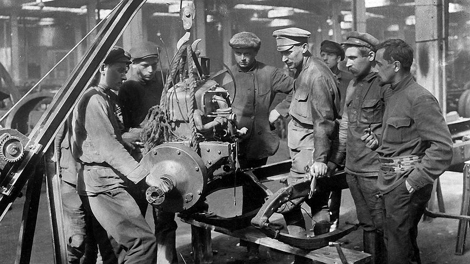 В августе 1918 года недостроенный завод был национализирован. С октября предприятие занялось капитальным ремонтом автомобилей и другой техники. С 1920 года завод начал выпускать двигатели для танка «Русский Рено»