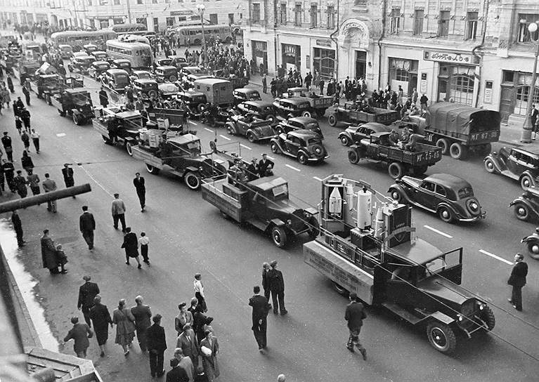 В 1934 году начался выпуск автомобилей ЗИС-5 и ЗИС-6. ЗИС-5 стал первой массовой машиной, производился 15 лет. В сутки рабочие собирали по 60 автомобилей. На базе ЗИС-5 в будущем были созданы 25 моделей и модификаций, из которых 19 выпускались серийно