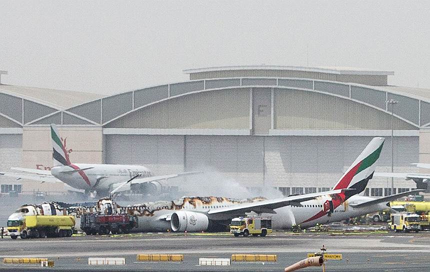 Дубай, ОАЭ. Аварийная посадка в аэропорту Дубая самолета авиакомпании Emirates . После приземления воздушное судно загорелось, при этом пассажиры не пострадали - их успешно эвакуировали