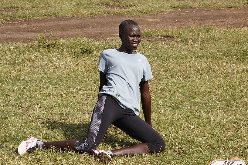 Роза Натхайк Локоньен тоже родилась в Южном Судане. В кенийском тренировочном лагере она готовится к выступлению на дистанции 800 м. Заниматься спортом она начала только год назад