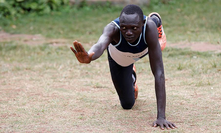 Бегун Паоло Амотун Локоро выступит на дистанции 1500 м. Он родился в Южном Судане, но сейчас живет в Кении. По собственному признанию спортсмена, до того как он попал в лагерь беженцев, у него не было даже обуви для тренировок