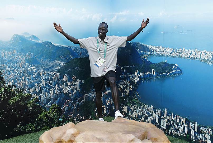 Йеч Пур Биель бежал в Кению из Южного Судана. Соревноваться он будет в беге на 800 м. «Даже если я не смогу выиграть медаль, я докажу, что беженцы могут заниматься чем угодно, на каком угодно уровне»,— подчеркнул спортсмен
