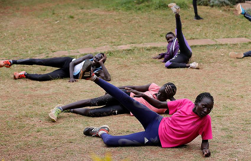 Анжелина Надай Лохалит пробежит на Олимпиаде 1500 м. Она уехала из Южного Судана в Кению без родителей. После соревнований спортсменка надеется встретить своих родителей, которые до сих пор живут в Судане