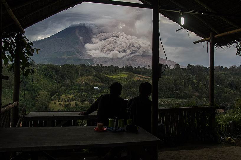 Каро, Индонезия. Извержение вулкана Синабунг