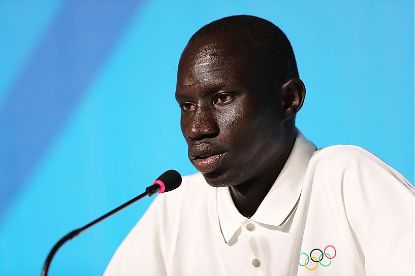 Уроженец Южного Судана Джеймс Ньянг Чингджек тренируется в Кении. На Играх-2016 он пробежит 800 м. «Если тебе выпал шанс попасть в Рио, ты должен помнить о своих братьях и сестрах, таких же беженцах. Ты можешь вернуться и научить их чему-то, можешь изменить их жизнь»,— заявил спортсмен