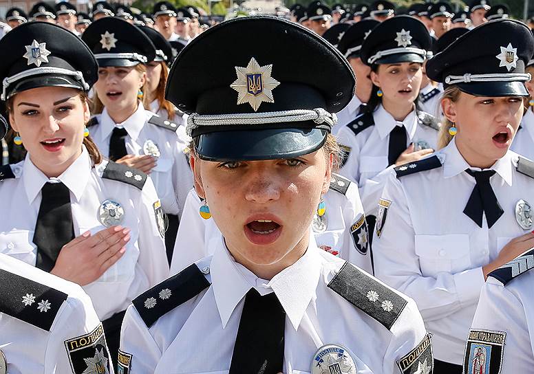 Киев, Украина. Полицейские поют национальный гимн на праздновании годовщины реформы МВД