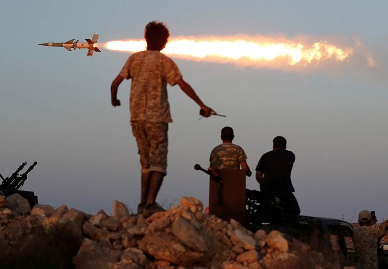 Сирт, Ливия. Правительственные войска во время наступления на позиции «Исламского государства»