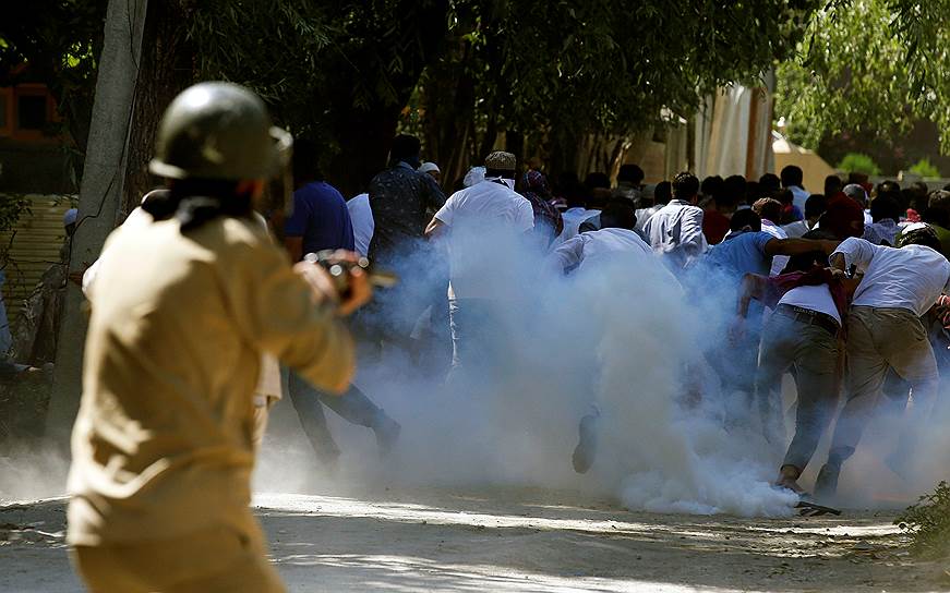 Шринагар, Индия. Полиция применяет слезоточивый газ для разгона протестующих