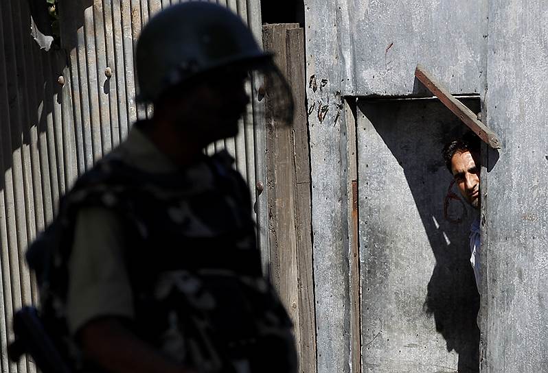 Шринагар, Индия. Индийский военный патрулирует улицы города в штате Кашмир, где был введен комендантский час