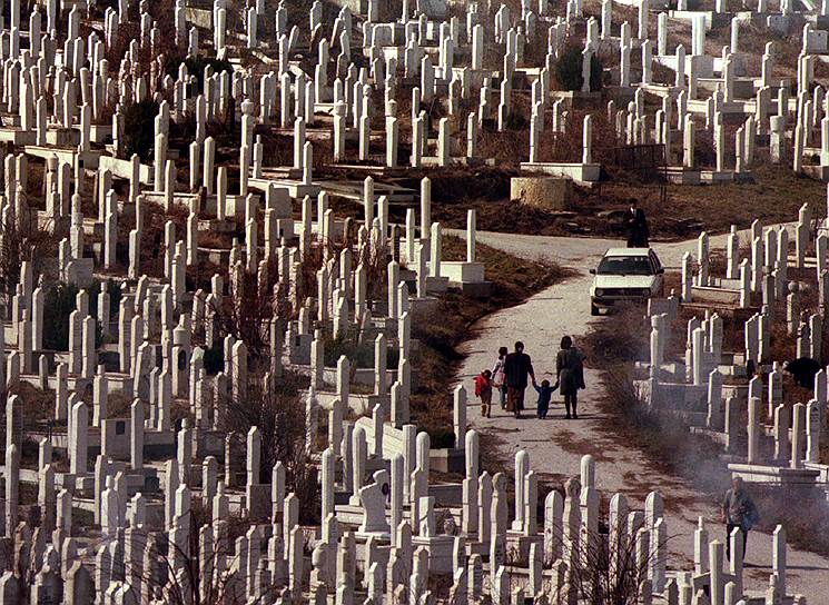 В 1995 году войска Республики Сербской под командованием генерала Ратко Младича вошли в город. Гаагский трибунал по бывшей Югославии признал массовые убийства мусульман в Сребренице геноцидом — в 1995 году там было убито до 8 тыс. человек