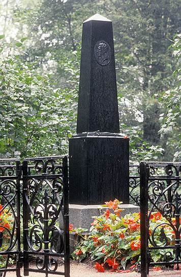 В апреле 1921 года его депрессия перешла в психическое расстройство, Блока стала беспокоить болезнь сердца. 7 августа 1921 года поэт скончался в Петрограде. Его похоронили на Смоленском кладбище. В 1944 года могилу поэта перенесли на Литераторские мостки на Волковском кладбище