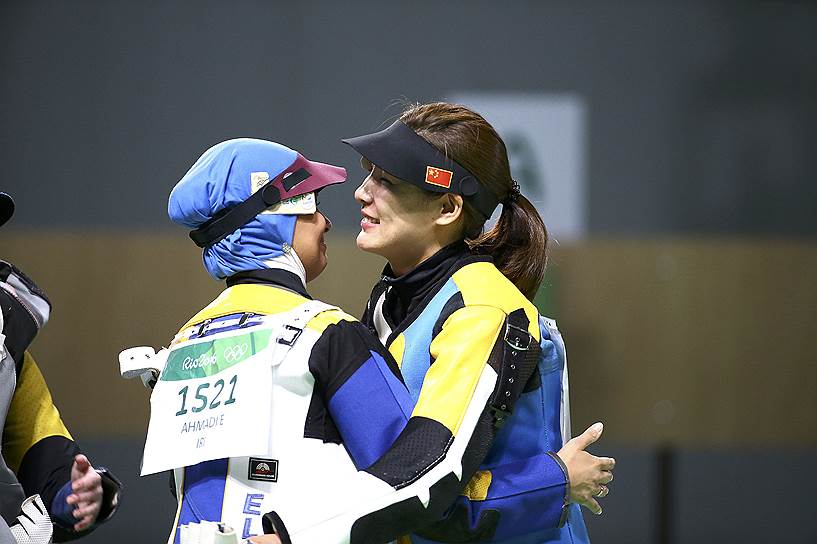Элахех Ахмади (Иран), стрельба &lt;br/>На фото: Элахех Ахмади (слева) и китайская спортсменка Ду Ли (справа)