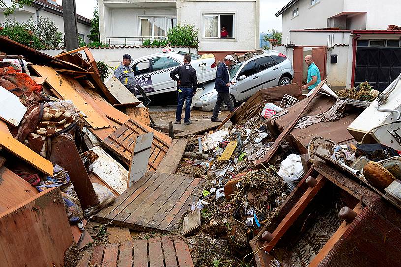 Скопье, Македония. Разрушения после наводнения, вызванного штормом. На некоторых улицах города вода поднималась на полтора метра. Жертвами стихии стали более 20 человек