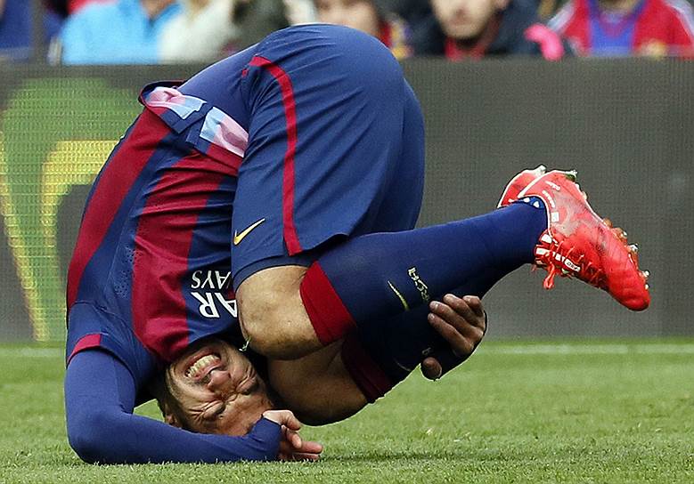 В 2014 году скандально известный уругвайский футболист  Луис Суарес также перешел в «Барселону». Английский «Ливерпуль» уступил нападающего за €81,7 млн