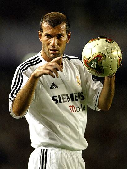 В  2001 году мадридский «Реал» приобрел французского полузащитника Зинедина Зидана, на тот момент игрока итальянского «Ювентуса» за €73,5 млн