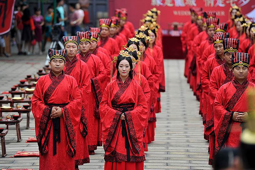 Тайюань, Китай. Новобрачные во время массовой свадьбы в конфуцианском храме 