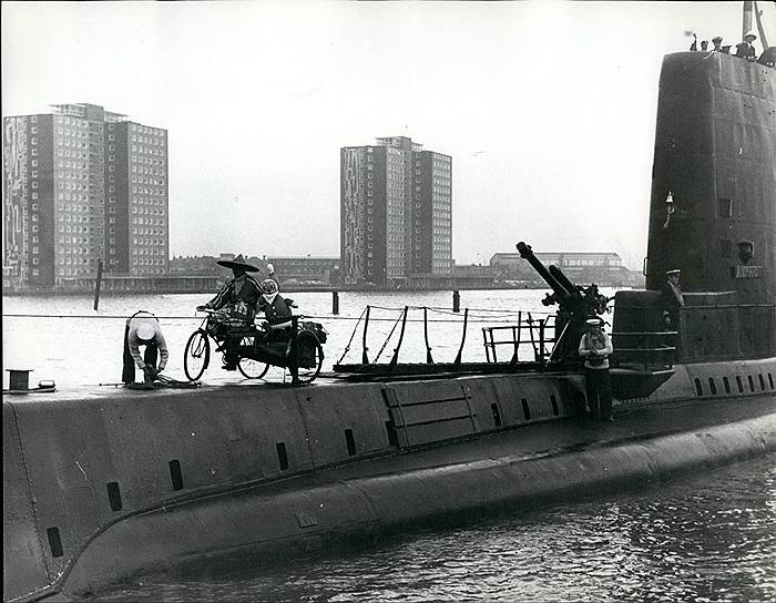 В 1968 году Великобритания объявила о выводе военных баз из Сингапура, поставив под угрозу пятую часть только формировавшейся экономики страны и 40 тыс. рабочих мест. На тот момент уровень безработицы в Сингапуре уже достигал 10%&lt;br>На фото: британский офицер-подводник, привезший домой купленную в Сингапуре велоколяску