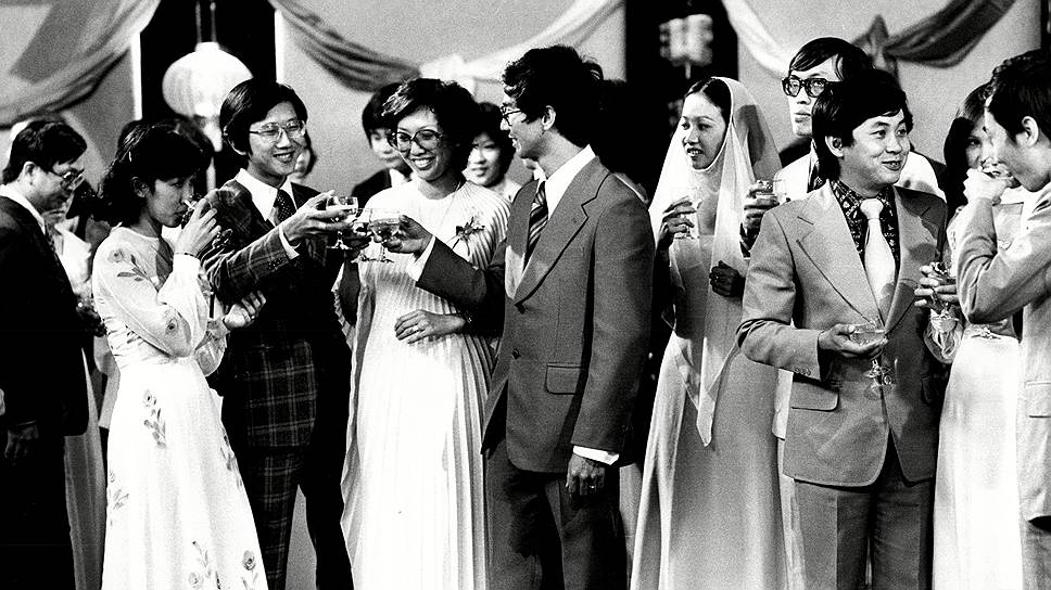 Для развития экономики и технологий Сингапуру потребовались новые квалифицированные кадры. С этой целью Ли Куан Ю в 1983 году призвал мужчин, получивших образование, жениться на образованных женщинах. Это положило начало «великим брачным дебатам» в Сингапуре