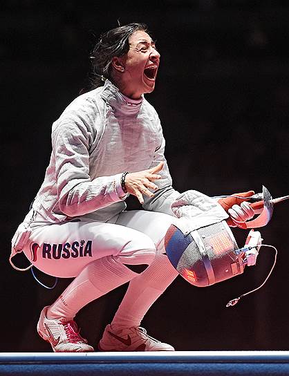 Рио-де-Жанейро, Бразилия. Российская саблистка Яна Егорян после победы, принесшей ей золотую медаль Олимпийских игр