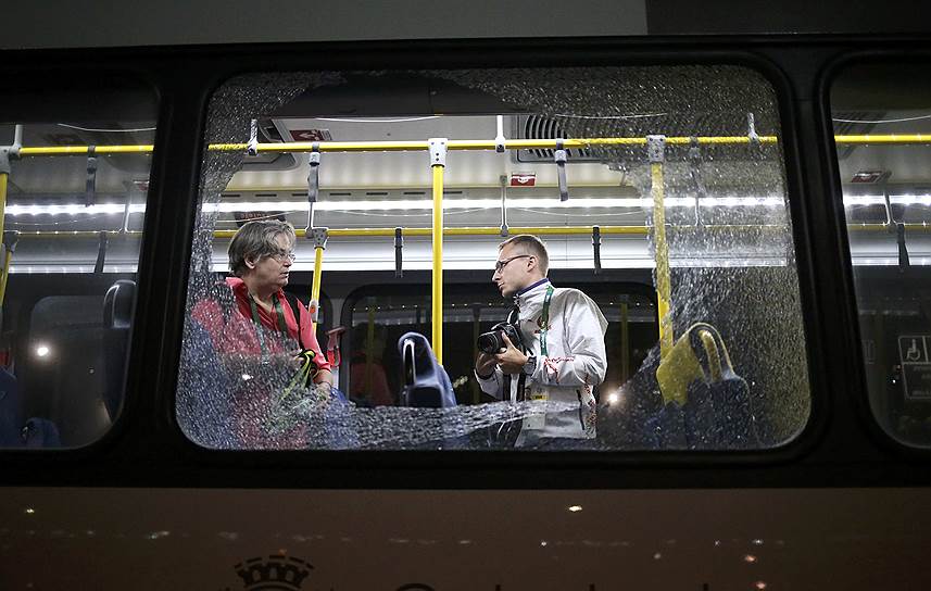 Рио-де-Жанейро, Бразилия. Разбитое хулиганами окно в автобусе для журналистов
