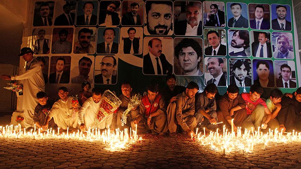 Кветта, Пакистан. Местные жители зажигают свечи в память о погибших во время теракта в больнице. В результате взрыва смертника погибли около 70 человек и около 100 получили ранения