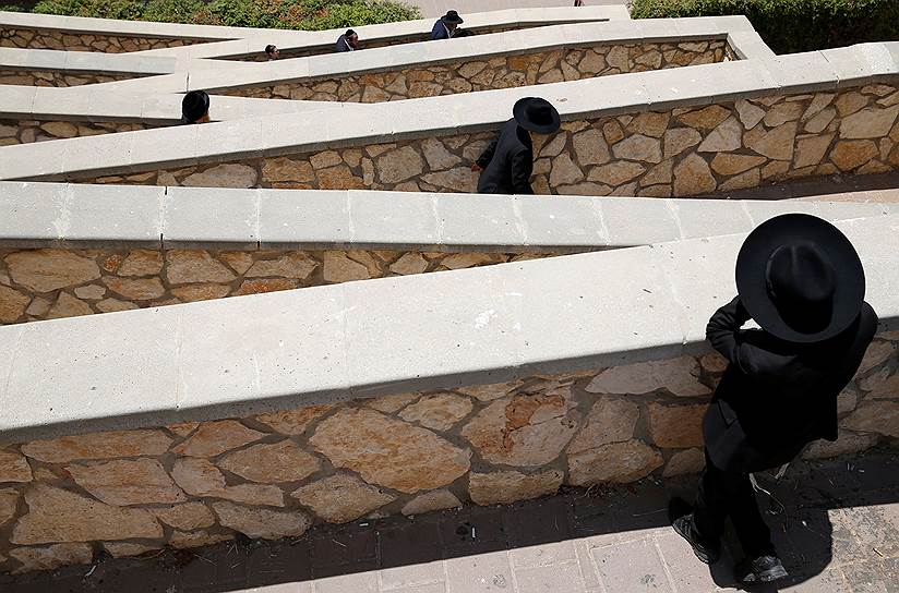 Модиин-Илит, Израиль. Еврейские мужчины идут на похороны раввина Арье Лейб Финкеля 