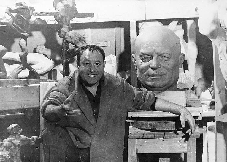 В 1962 году Неизвестного исключили из Союза художников. Его работына выставке  «К 30-летию МОСХа» Никита Хрущев назвал «дегенеративным искусством». Позже Эрнст Неизвестный создал надгробный памятник Никите Хрущеву (на фото) по просьбе его родственников