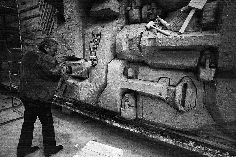 Эрнст Неизвестный во время работы над монументом «Маска скорби»