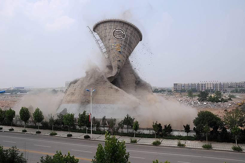 Биньчжоу, провинция Шаньдун. Снос башни для охлаждения воды