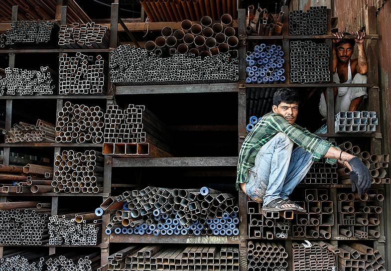 Мумбаи, Индия. Рабочие на складе металлических труб